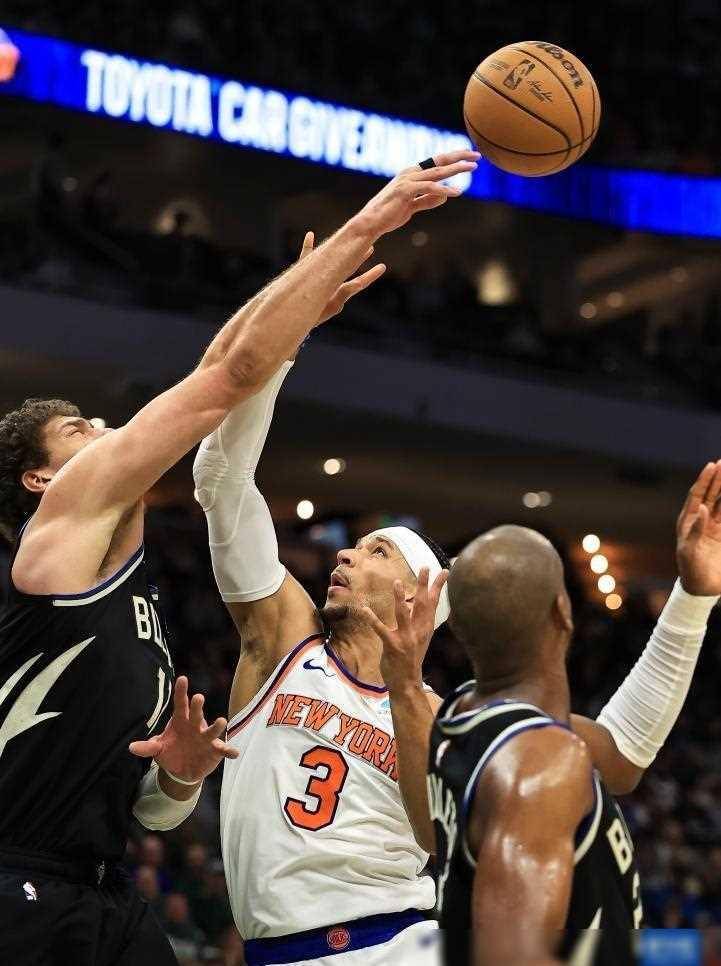 雄鹿队高效进攻，赢得球迷掌声