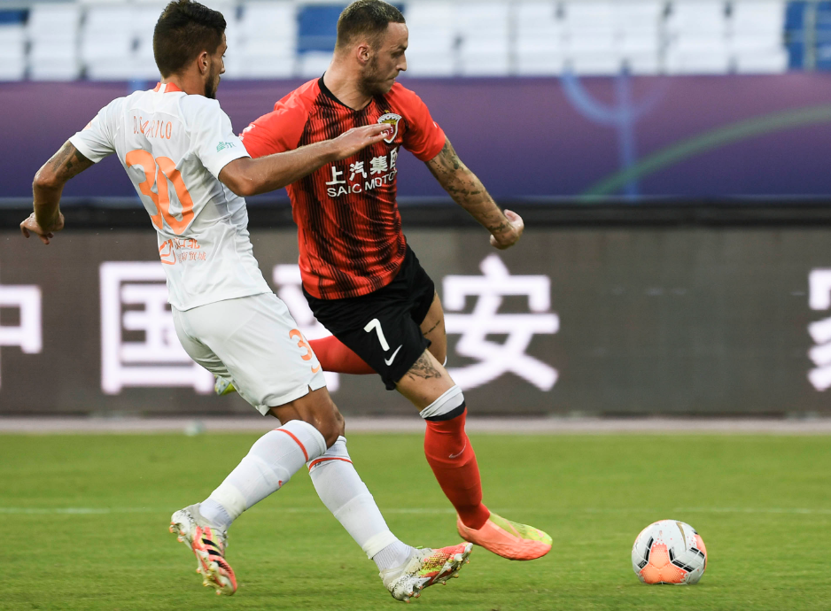 重庆客场逆转上港，取得关键三分，逃离榜尾的简单介绍