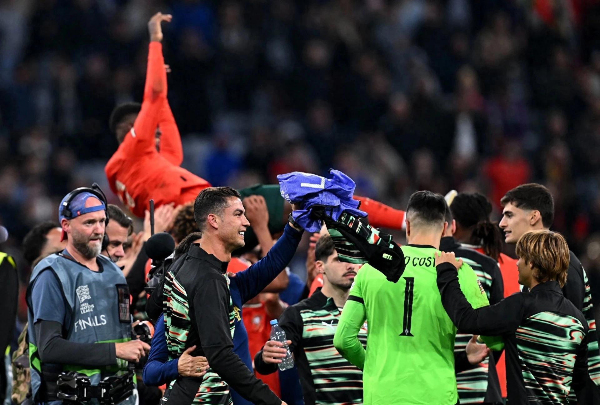 开云体育活动-欧洲豪强火力全开，战胜对手晋级